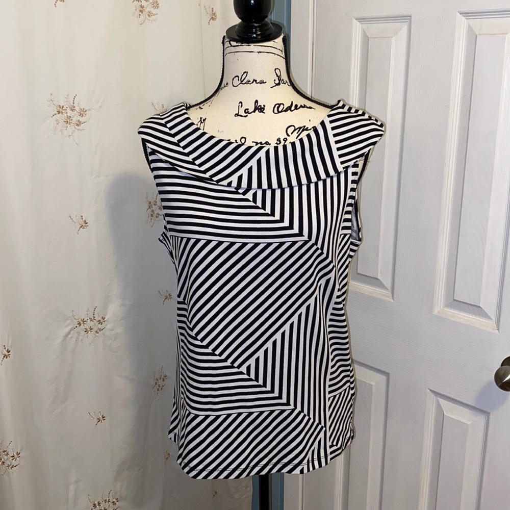 Sleeveless cuffed blouse
